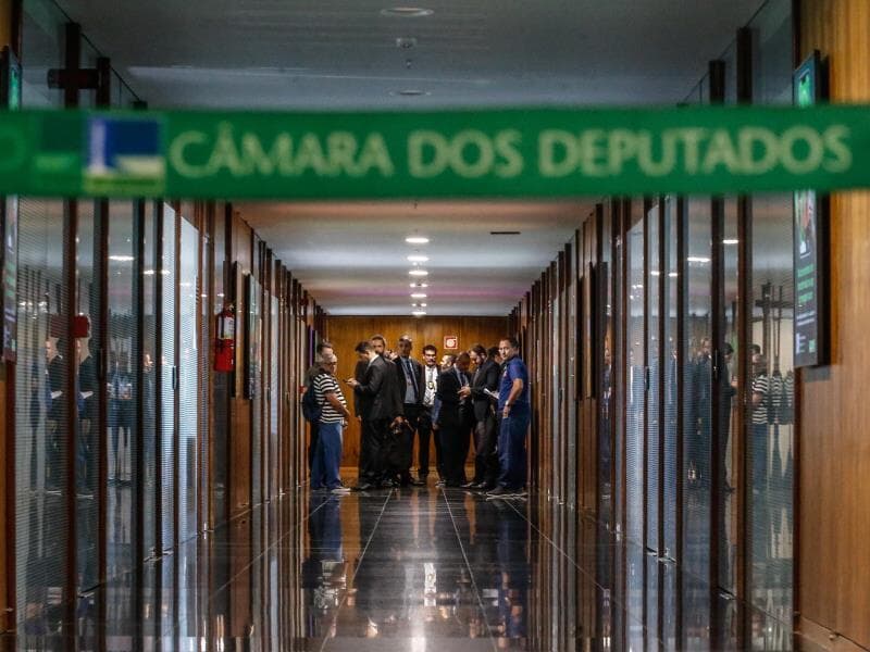 Agentes da PF cumprem mandado de busca e apreensão em gabinete na Câmara pela Operação Lesa Pátria, em 2024. - Gabriela Biló/Folhapress