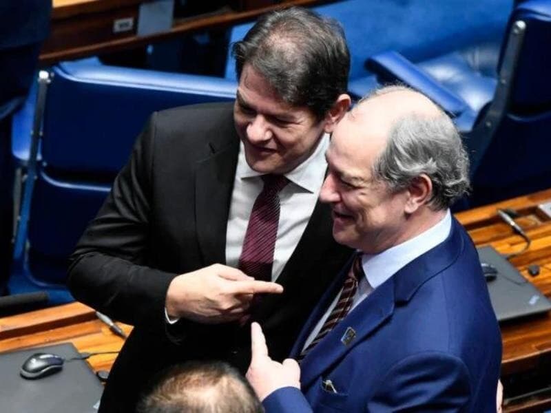 Cid e Ciro na cerimônia de posse do senador, em 2019, no Plenário do Senado. - Marcos Oliveira/Agência Senado
