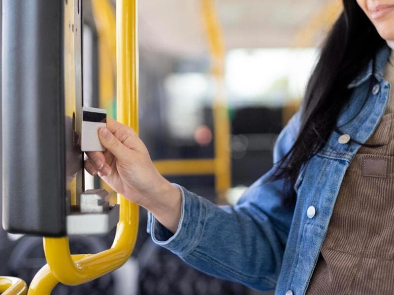 Proposta busca viabilizar transporte público gratuito em todo o país. - Freepik