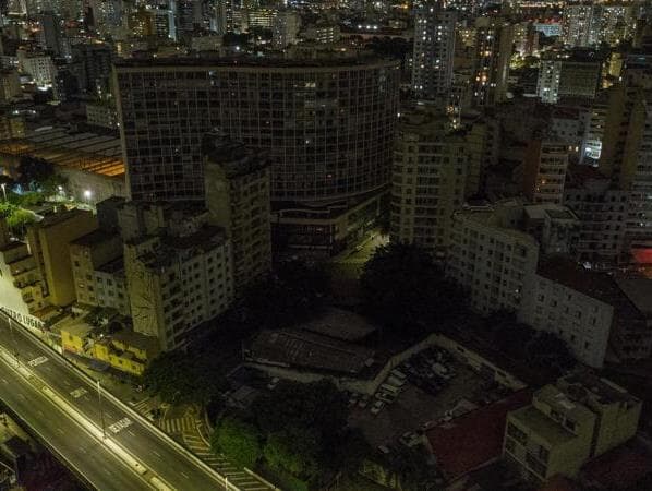 Região do centro de São Paulo às escuras: apagão na região da praça da República, no Centro de São Paulo, e deixou no escuro prédios icônicos como o Copan e o edifício Itália em abril de 2024. - Ronny Santos/Folhapress