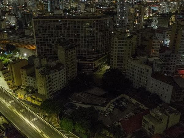 Região do centro de São Paulo às escuras: apagão na região da praça da República, no Centro de São Paulo, e deixou no escuro prédios icônicos como o Copan e o edifício Itália em abril de 2024. - Ronny Santos/Folhapress