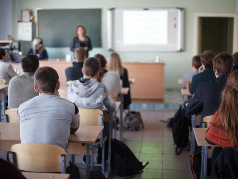 A iniciativa também tem como objetivo ajudar a reduzir o abandono acadêmico. - Freepik
