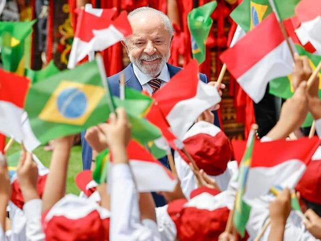 Lula entre bandeiras do Brasll e da Indonésia durante viagem oficial a Jacarta. - Ricardo Stuckert/PR