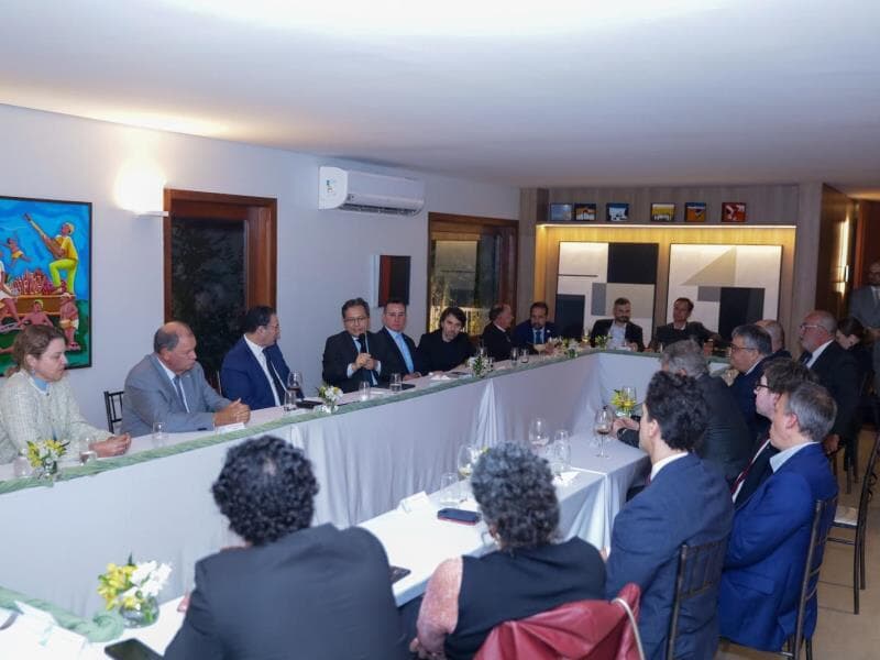 Lideranças de frentes parlamentares, empresários e representantes do governo defenderam a urgência de projeto contra devedor contumaz em reunião realizada na última terça-feira. - Frente Parlamentar Brasil Competitivo