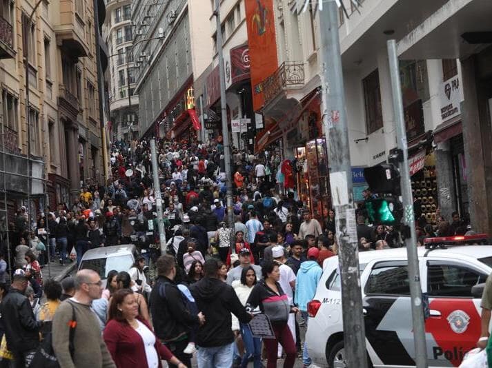 Consumidores lotam a Ladeira Porto Geral no acesso à rua 25 de Março, no centro de São Paulo, região com grande número de micro e pequenas empresas:  - Renato S. Cerqueira/Ato Press/Folhapress