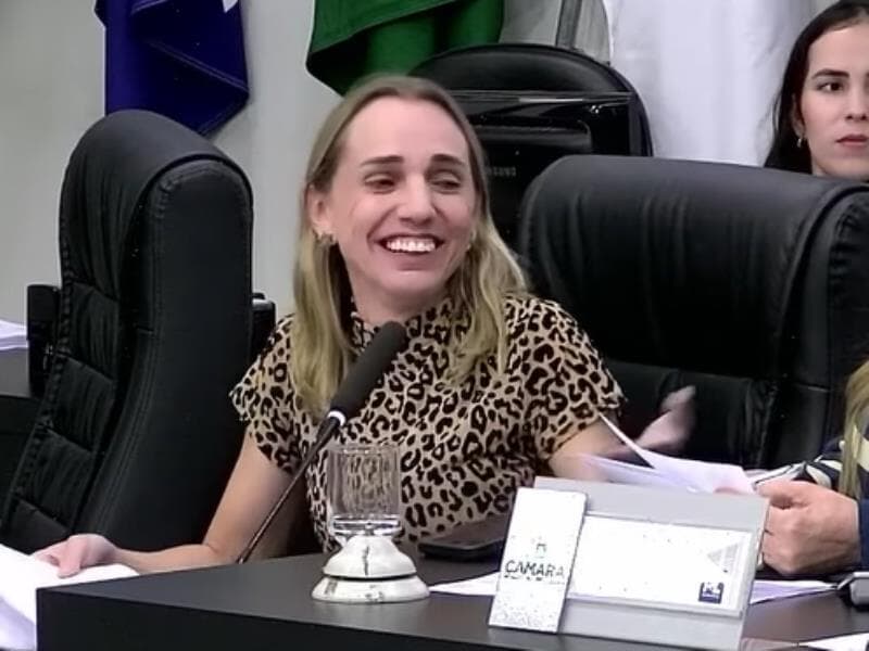 Vereadora Katiuscia Mantelli (PSB) não conseguiu conter o riso diante do projeto. - TV Câmara de Cuiabá/Reprodução