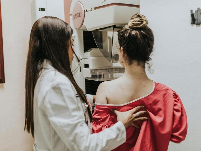 Pauta da semana inclui debates sobre licença menstrual, mamografia e combate à violência obstétrica. - Freepik
