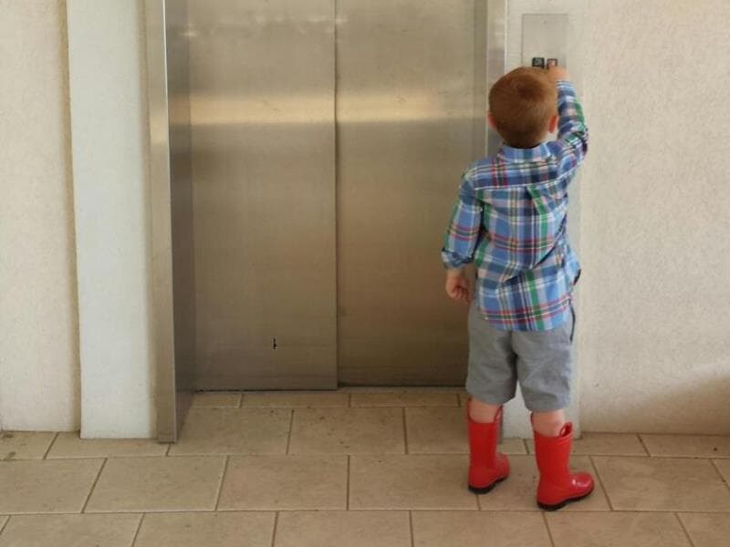 Deputada Laura Carneiro destacou a importância de reforçar a supervisão infantil e evitar novos acidentes. - Freepik