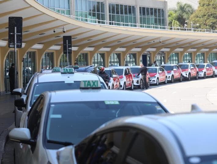 Fila de táxis no aeroporto de Congonhas, em São Paulo. - Renato S. Cerqueira/Ato Press/Folhapress