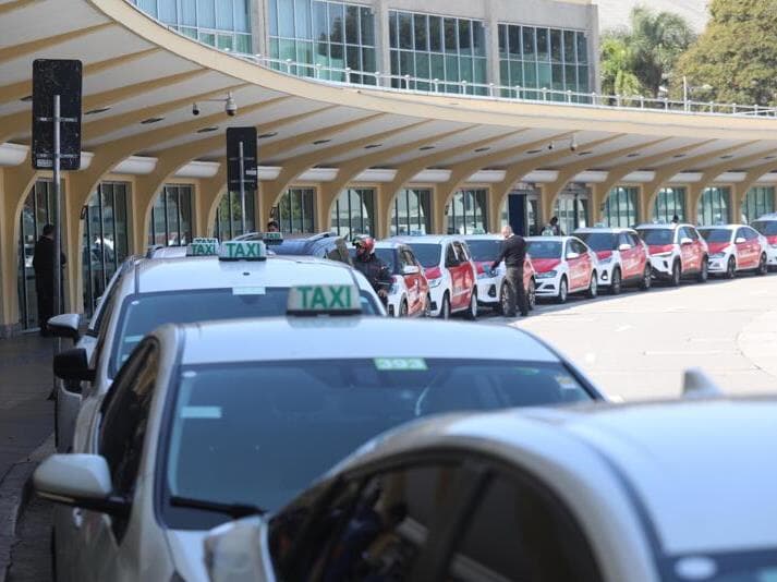 Fila de táxis no aeroporto de Congonhas, em São Paulo. - Renato S. Cerqueira/Ato Press/Folhapress
