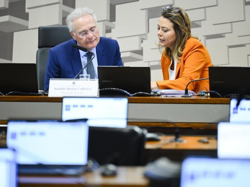Leila Barros, relatora do projeto, e o presidente da CAE, Renan Calheiros, na reunião desta terça. - Andressa Anholete/Agência Senado
