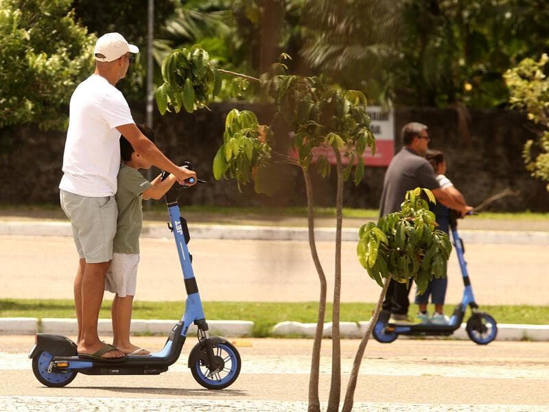 Projeto prevê o uso de patinetes em calçadas mediante autorização e sinalização. - Raimundo Paccó/Agencia Enquadrar/Folhapress