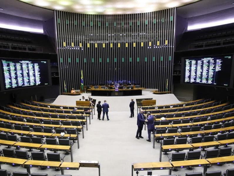 Minuto de silêncio pelas vítimas da operação no Rio. - Kayo Magalhães/Câmara dos Deputados