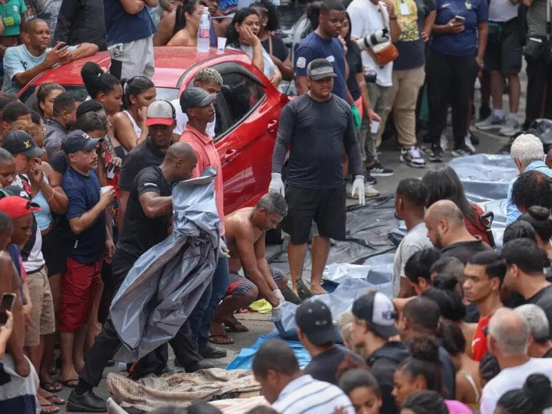 Dezenas de corpos foram trazidos por moradores para a Praça São Lucas, na Penha, zona norte do Rio de Janeiro. - Tomaz Silva/Agência Brasil
