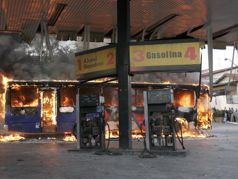Ataque promovido contra ônibus por integrantes de facção criminosa em São Paulo. - Apu Gomes/Folhapress