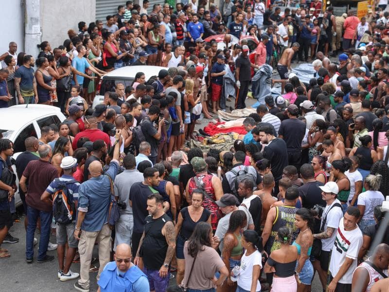 Dezenas de corpos foram transportados por moradores para a Praça São Lucas, na Penha, zona norte do Rio de Janeiro. - Tomaz Silva/Agência Brasil
