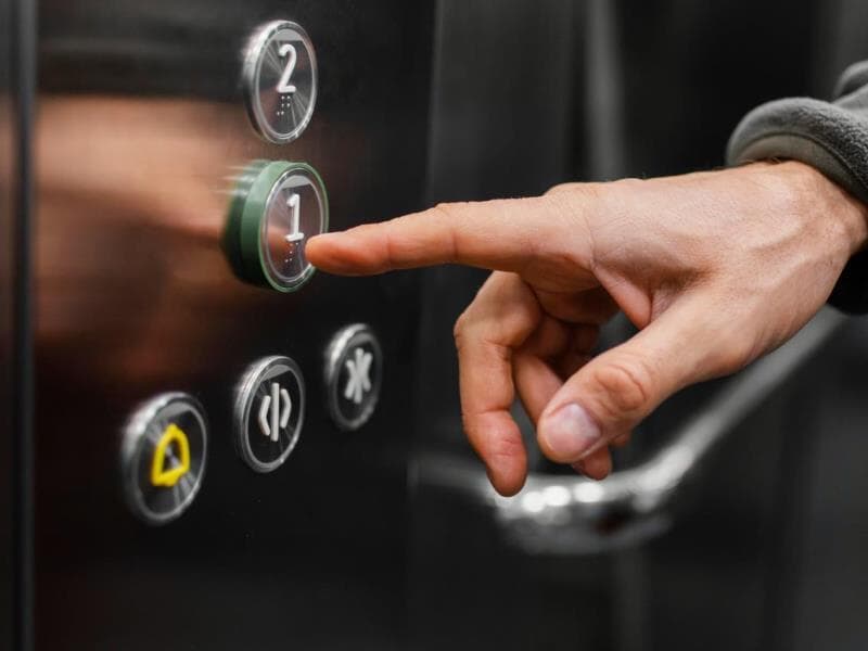 Projeto torna obrigatório elevador em prédio de dois andares ou mais. - Freepik
