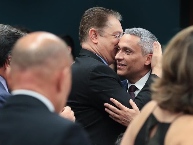 Gustavo Gayer recebe cumprimentos efusivos do líder do PL na Câmara, Sóstenes Cavalcante, após a CCJ aprovar a suspensão do processo contra ele. Decisão foi confirmada posteriormente pelo Plenário. - Lula Marques/Agência Brasil