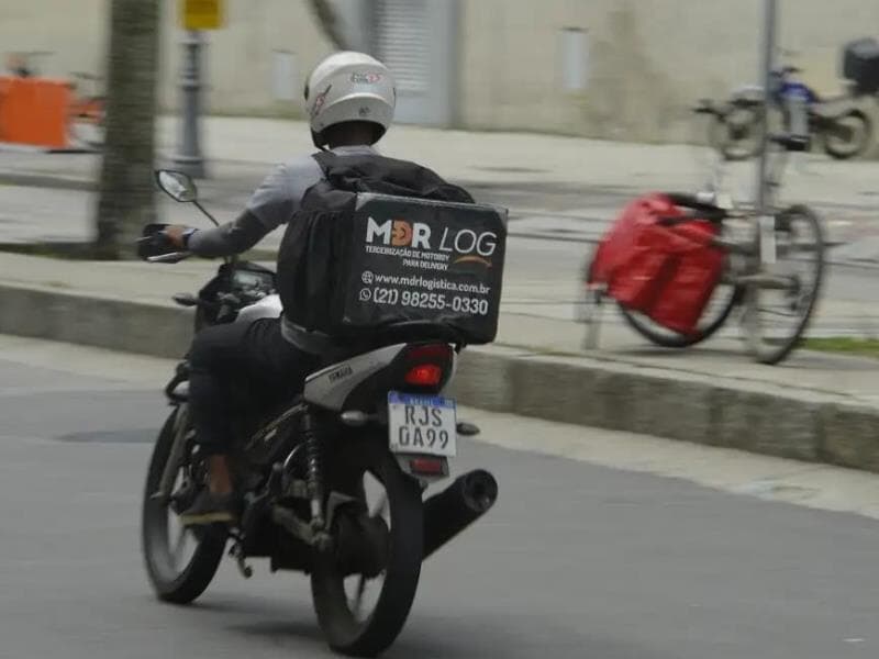 Trabalhador de entrega por aplicativo percorre ruas no centro do Rio de Janeiro. - Tomaz Silva/Agência Brasil