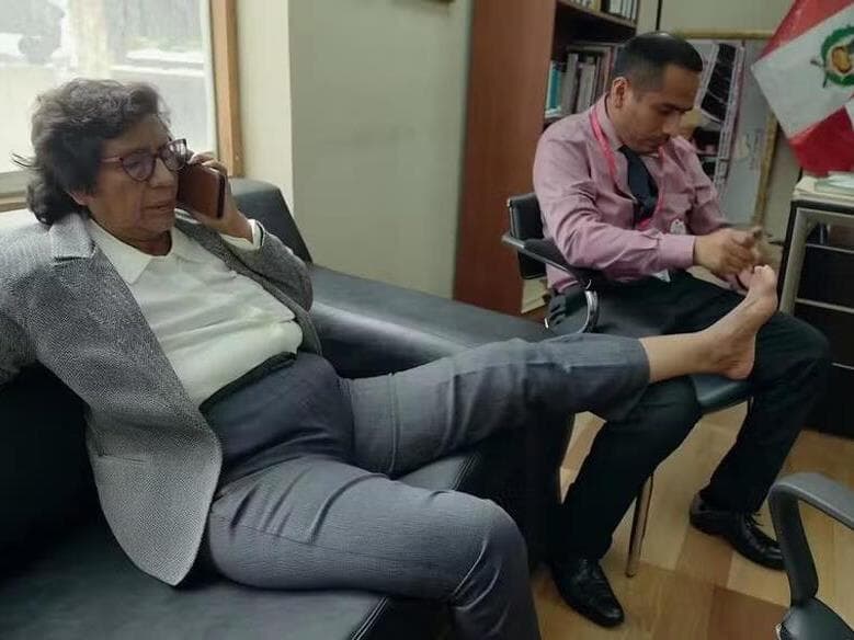 Imagem de Lucinda Vásquez no gabinete gerou repercussão e apelido de "congressista corta-unhas". - Reprodução/X/Congreso del Perú