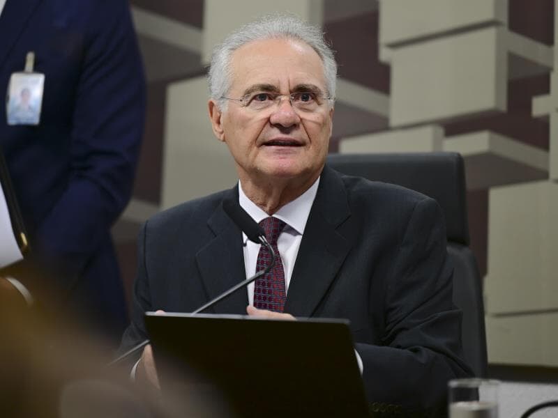 À mesa, presidente da CAE, senador Renan Calheiros (MDB-AL), conduz reunião. - Saulo Cruz/Agência Senado