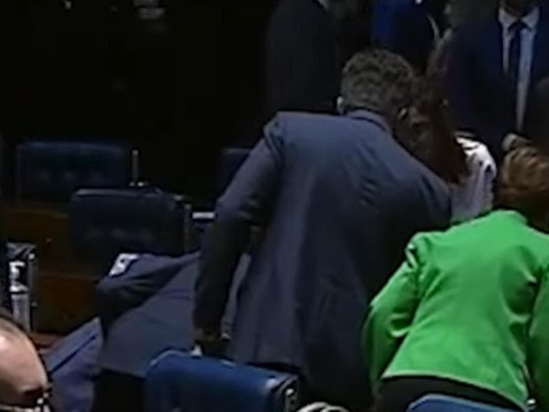 Teresa Leitão cai no plenário e é atendida por equipe médica. - Reprodução/YouTube