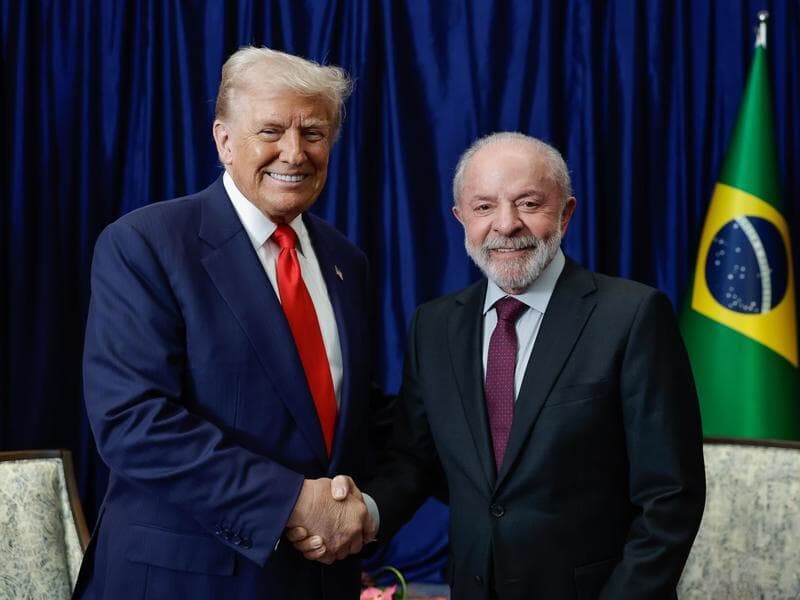 O presidente do Brasil, Luiz Inácio Lula da Silva, e o dos Estados Unidos, Donald Trump, durante encontro na Malásia. - Ricardo Stuckert/PR
