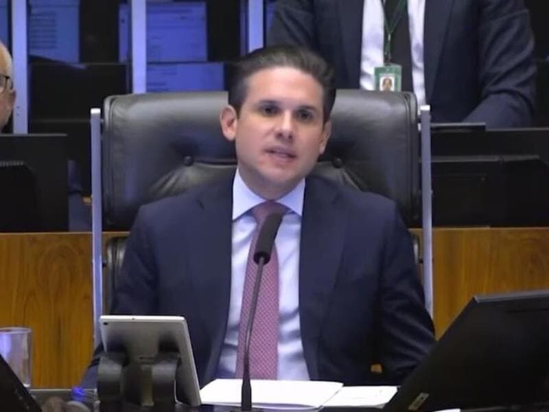 Presidente da Câmara celebrou aprovação do projeto que amplia a licença-paternidade e chamou a aprovação de conquista para pais, mães e filhos. - TV Câmara/Reprodução