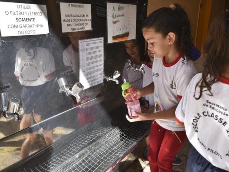 Medida busca atender mais de 1 milhão de alunos que ainda estudam sem acesso à água potável no país. - Pillar Pedreira/Agência Senado