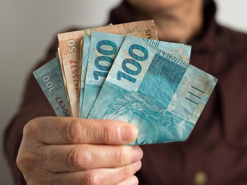 O deputado afirma que o projeto busca proteger economicamente as crianças e adolescentes que recebem pensão alimentícia. - Freepik