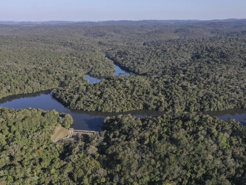 Proposta visa adequar as grandes infraestruturas para que possam resistir melhor a eventos climáticos extremos. - Rubens Chaves/Folhapress