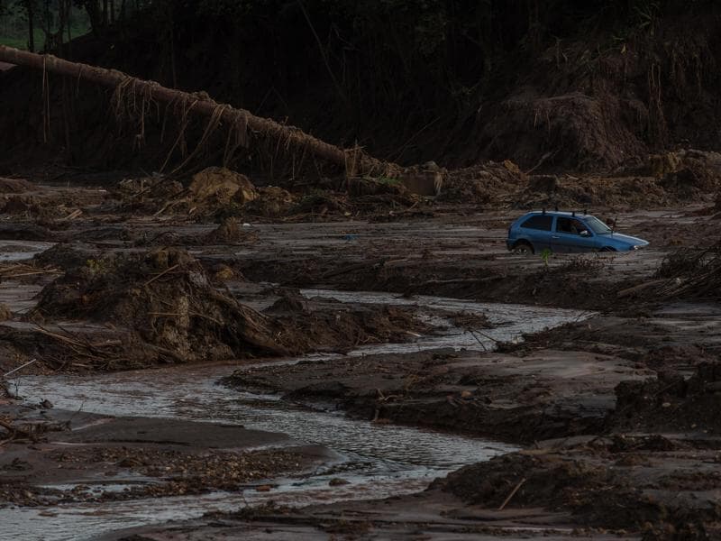 Estragos provocados pelo rompimento de duas barragens da mineradora Samarco no distrito de Bento Rodrigues, em Mariana (MG). - Avener Prado/Folhapress