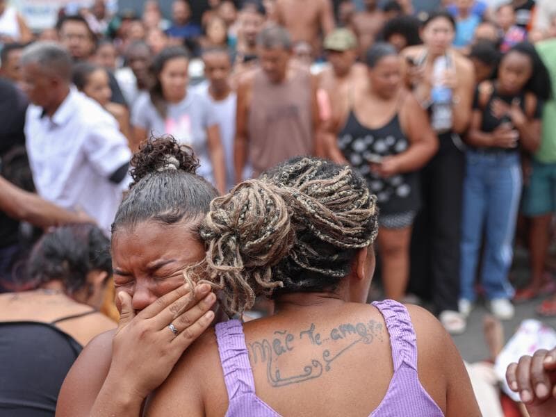 Famíiliares de mortos em confronto com policiais na Penha choram ao ver corpos. - Tomaz Silva/Agência Brasil