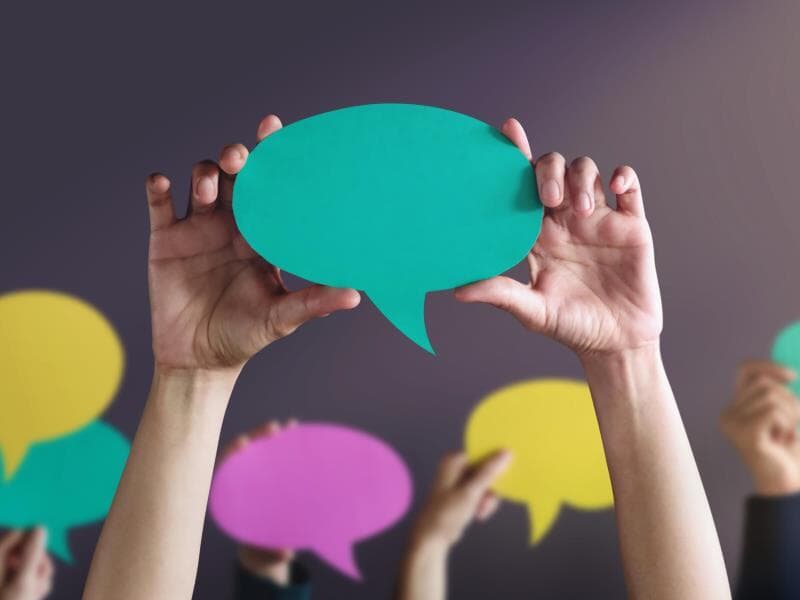 Política nacional prevê instrumentos de fala assistida em setores como educação, saúde e justiça, promovendo inclusão e dignidade. - Freepik