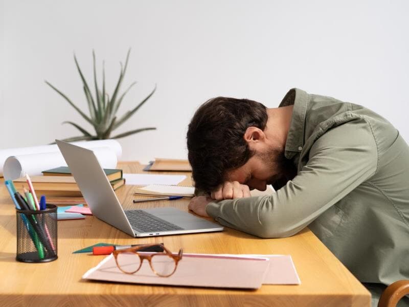 Críticos da jornada 6x1 afirmam que ela acarreta desgaste físico e psicológico. - Freepik Críticos da jornada 6x1 afirmam que ela acarreta desgaste físico e psicológico. - Freepik