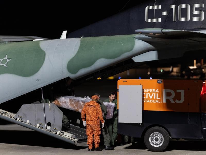 O traslado pode ser realizado por via aérea, terrestre ou marítima. - Eduardo Anizelli/Folhapress