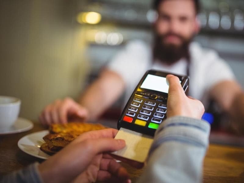 Decreto limita taxas e amplia aceitação dos cartões de Vale-Alimentação e Vale-Refeição em todo o país. - Freepik