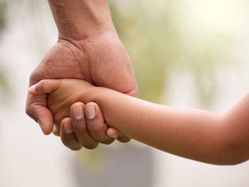 O benefício pretende estimular a adoção tardia. - Freepik