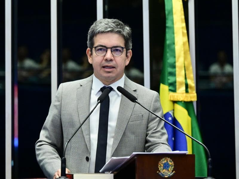 O senador quer evitar o uso de embalagens plásticas que são descartadas após a compra dos exemplares. - Geraldo Magela/Agência Senado