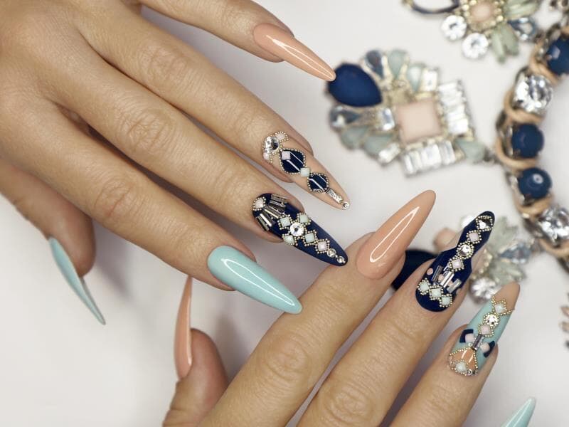 A deputada Laura Carneiro quer incluir o designer de unhas na lei que reconhece profissões da área da beleza. - Freepik