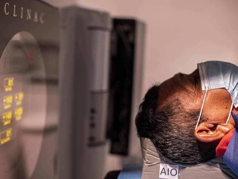 Projeto garante que o maquinário, que utiliza radiação ionizante para alcançar e destruir células tumorais, passe por constante revisão. - Jarbas Oliveira/FolhaPress.