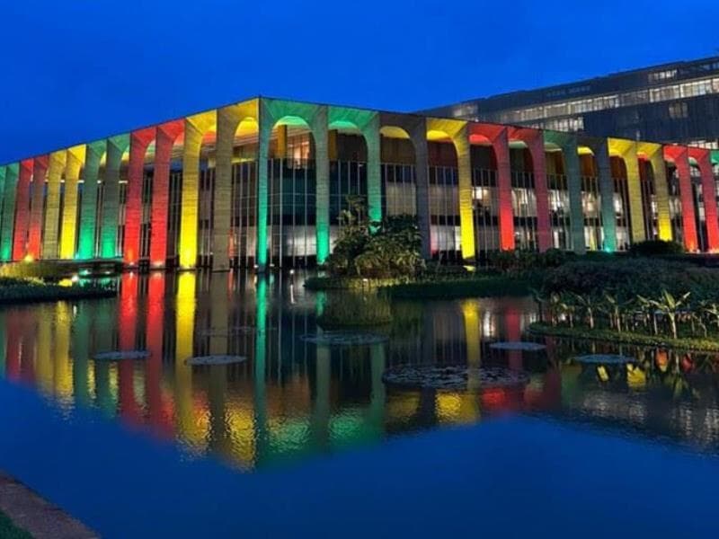 Iluminação utiliza as cores desde segunda-feira (17). - América/Aspadi Secom