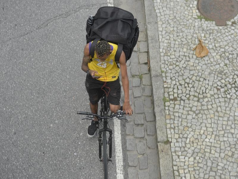Trabalhador de entrega por aplicativo percorre ruas no centro do Rio de Janeiro. - Tomaz Silva/Agência Brasil