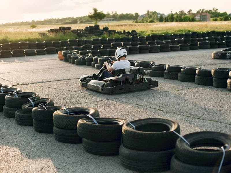 Projeto fixa normas gerais de segurança para o funcionamento de pistas de kart.  - Freepik