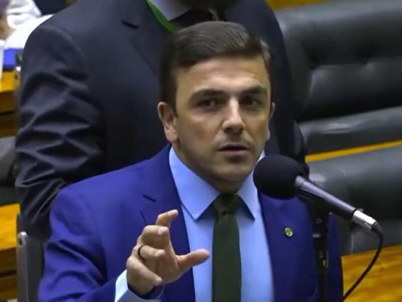 Deputado Aliel Machado criticou os demais membros da bancada governista, onde a maioria é contrária ao projeto. - TV Câmara/Reprodução