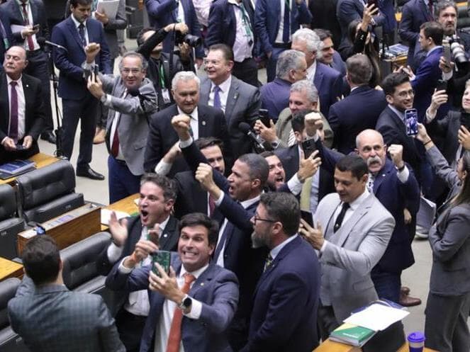 Deputados da oposição comemoram a aprovação do projeto relatado por Guilherme Derrite, em derrota para o governo. - Bruno Spada/Agência Câmara