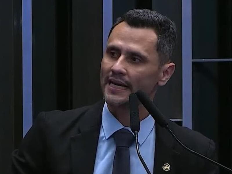Senador relembrou que os demais ex-presidentes com condenações judiciais não cumpriram penas em penitenciárias, e sim em unidades da PF. - TV Senado/Reprodução