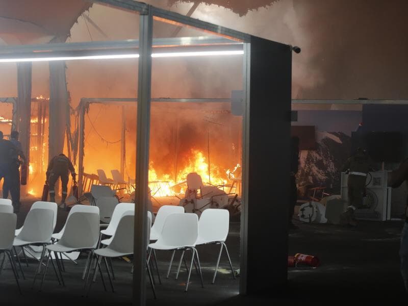 Fogo atingiu pavilhão e levou à evacuação de instalações na COP30. - Paulo Lisboa/Brazil Photo Press/Folhapress