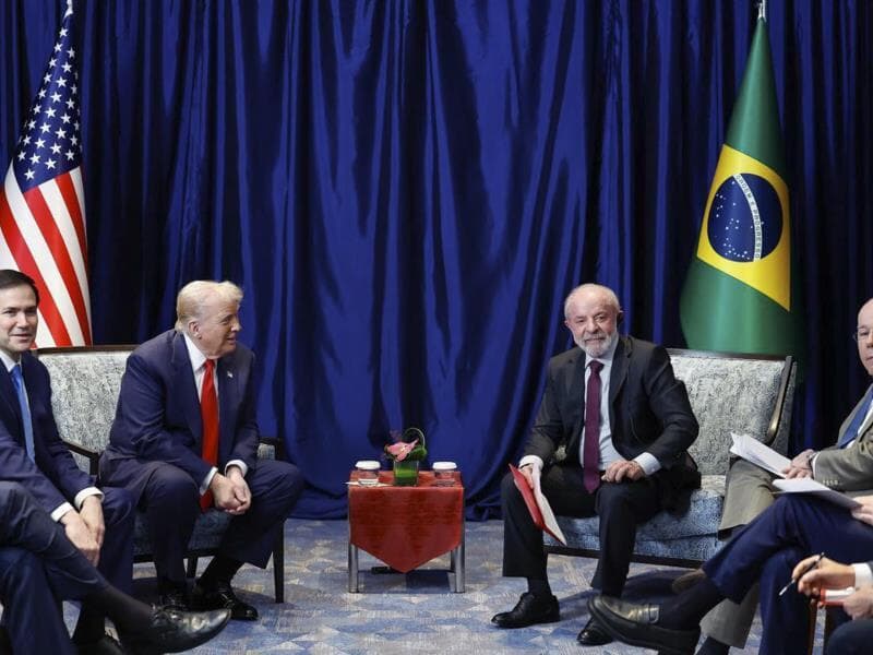 Lula e Trump se encontraram na Ásia, após começarem a negociar tarifas por telefone. - Ricardo Stuckert/PR Lula e Trump se encontraram na Ásia, após começarem a negociar tarifas por telefone. - Ricardo Stuckert/PR