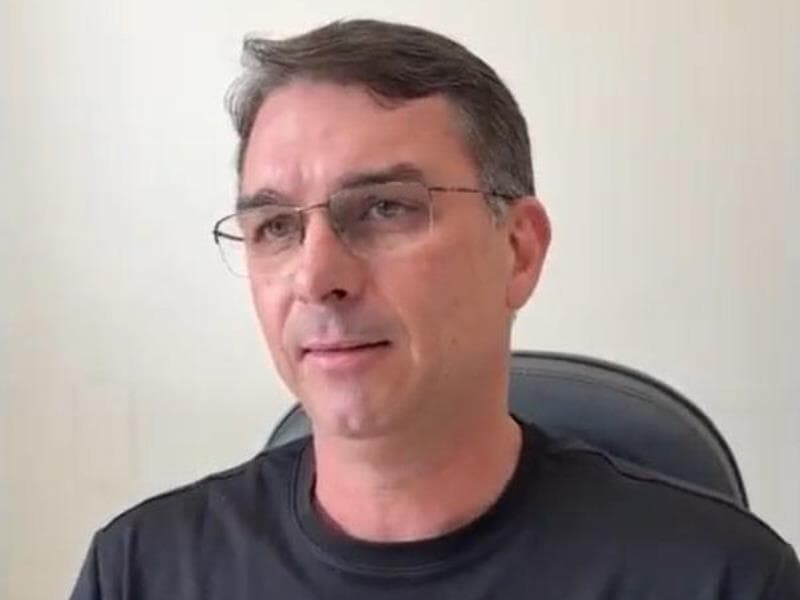 Senador afirma que vigília próxima ao condomínio de Bolsonaro tinha objetivos estritamente religiosos. - Reprodução/Instagram